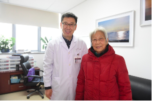 高传玉医生和张敏（化名）。受访者供图。