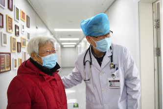 高传玉医生和张敏（化名）。受访者供图。