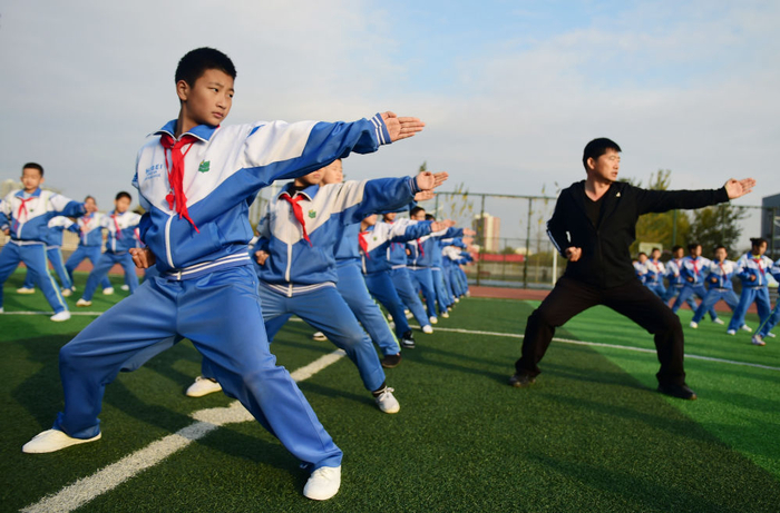 2020年11月19日，河北沧州青县实验小学的学生在体育老师的指导下练习盘古王拳。新华社记者王民摄