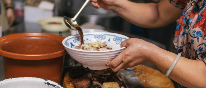 ▲ 切料，加料，浇卤水，一气呵成。摄影/胡鹏