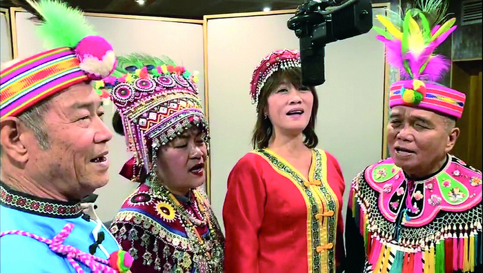  ▲ 在台北录音棚，台湾阿美人知名歌手蒋进兴和马兰吟唱队穿着传统服饰，手牵手边跳边唱起部落古调和饮酒歌。 受访者供图