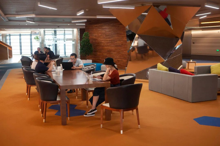 位于深圳腾讯滨海大厦的健身房内设有休闲区域（图|视觉中国）