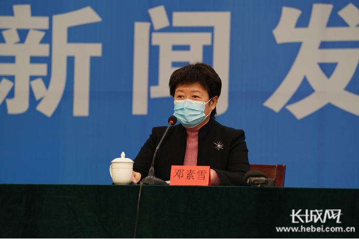 邢台市应对疫情工作领导小组办公室主任、市人民政府副市长邓素雪介绍情况。长城网记者 刘俐验 摄