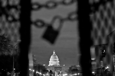  连日来，华盛顿中心地带的安保措施日趋严密 摄影/新华社记者 刘杰