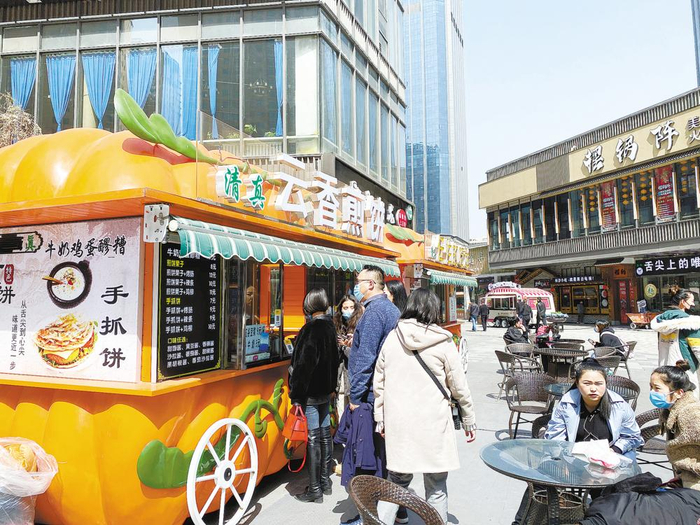 唐道步行街中，小吃店受市民青睐。（陈曦 摄）