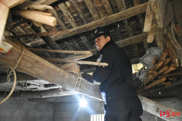 石棉县人民法院依法对杨老汉夫妇的住房进行搜查