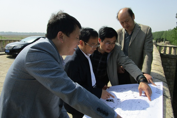 图为赵广东（左二）正在对东海县西双湖供水安全有关情况进行监督检查。