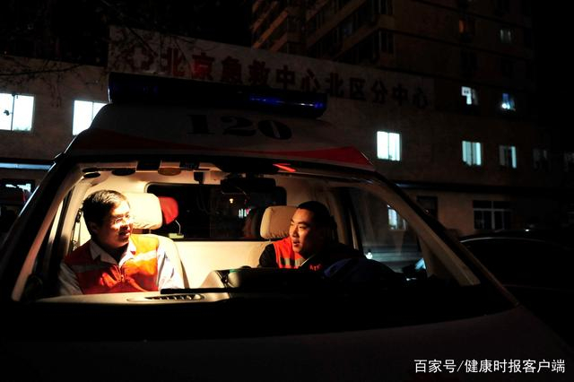 深夜，急救中心人员仍在待命 牛宏超摄