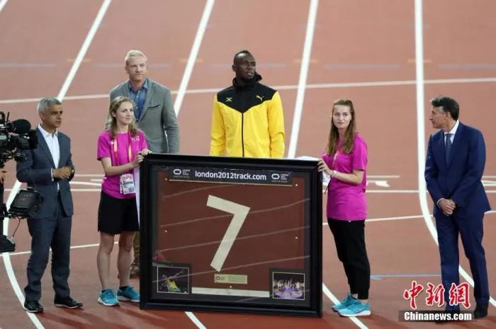 当地时间2017年8月13日，伦敦国际田联世界田径锦标赛所有比赛项目结束后，博尔特出现在赛场，与观众告别。 中新社记者 韩海丹 摄