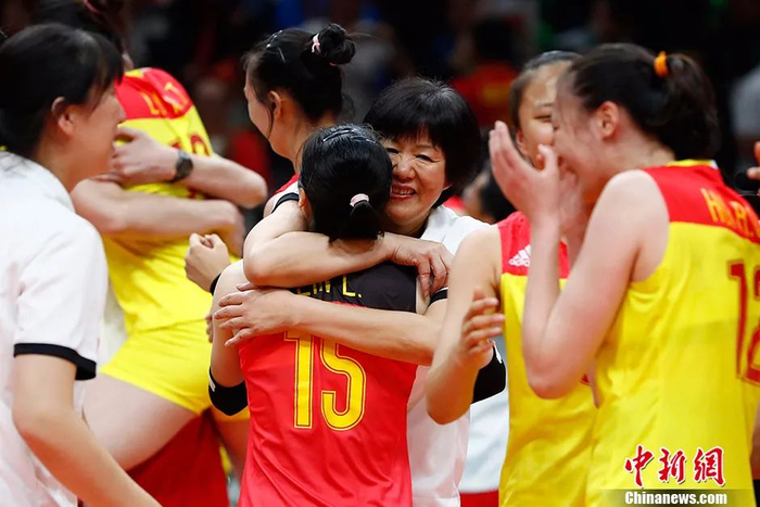 郎平一次又一次把中国女排从低谷带回巅峰。中新网记者 富田 摄