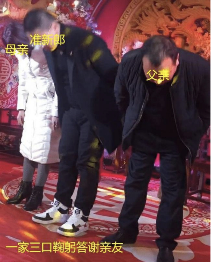网传视频中，新郎一家在现场鞠躬答谢亲友。