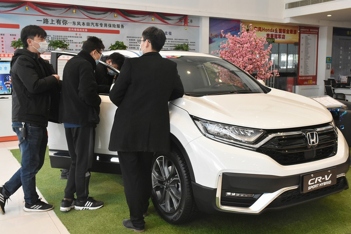 东风本田4S店人气火爆 王欣然/摄