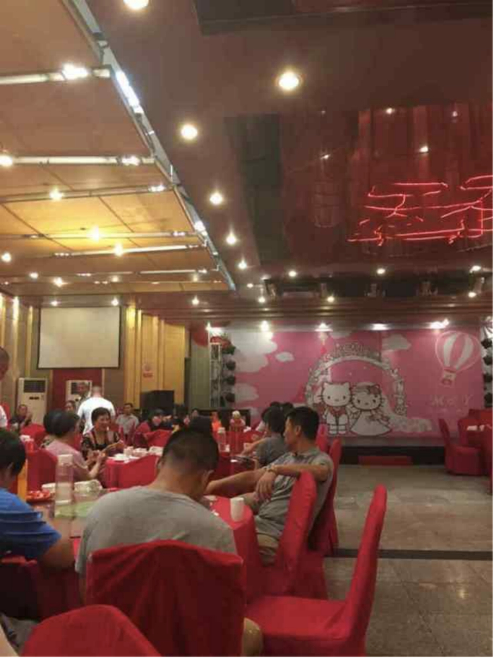网传视频中，婚礼现场变新年联欢会