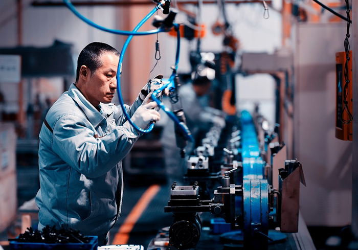 认真做好每一个细节 刘鸿飞/摄