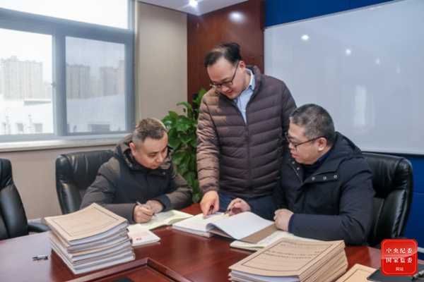 图为江苏省常州市武进区纪委监委审查调查人员讨论杨弘匡案案情。何克来 摄