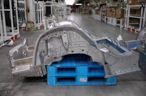 图：两款车的后车底，上面是ModelY，下面是Model 3