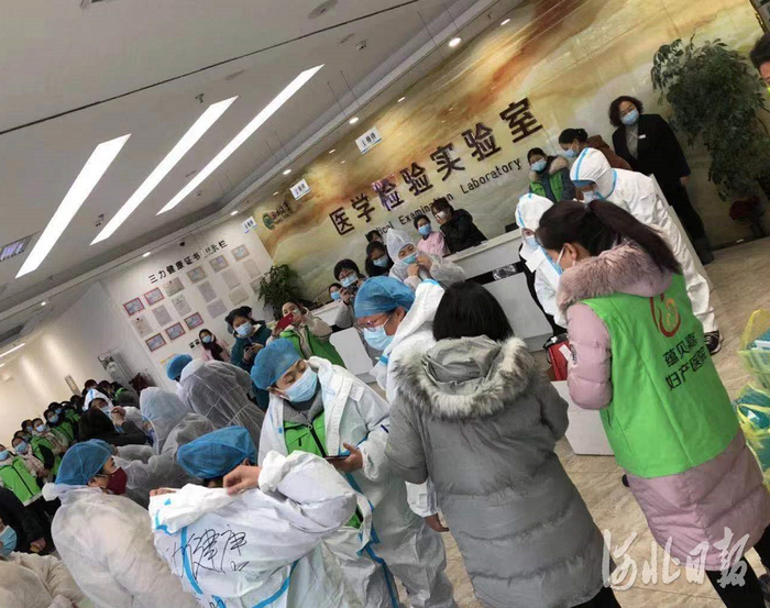 邢台市三力健康体检中心连夜启动应急预案，组织采集人员奔赴各地。河北日报记者邢云摄