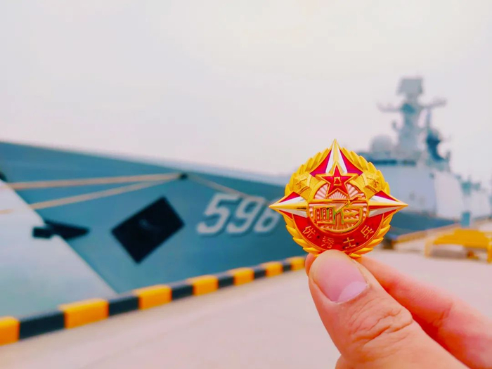 ▲新奖章由“八一”军徽、桂叶、旗帜、军衔标识、利剑、光芒等元素组成。看起来非常帅、戴起来很光荣。