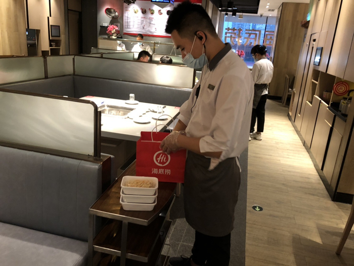 海底捞推出的纸质打包袋。企业供图。