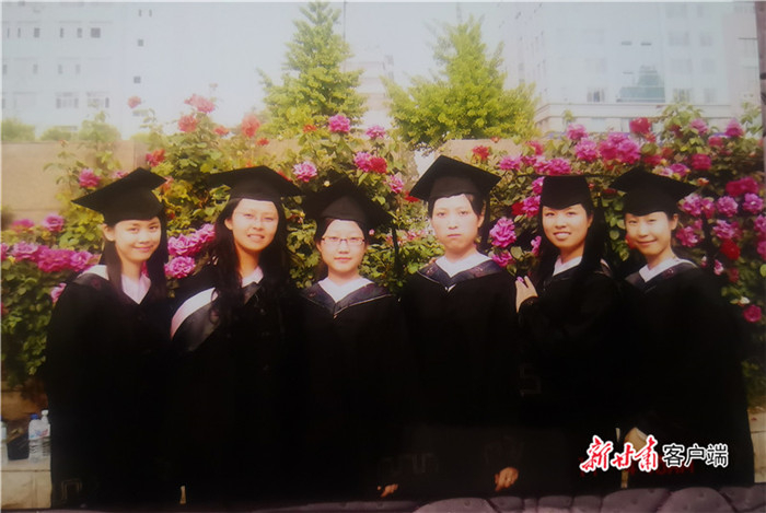 张小娟（右二）在中央民族大学读书时与同学的合影。