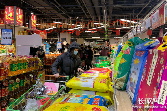 市民在超市采购。长城网记者 刘杨 摄