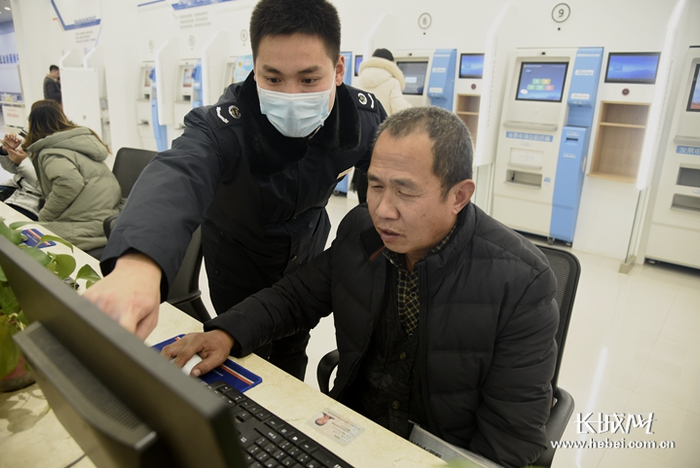 办税大厅工作人员指导老年人办理涉税业务。 邢泽志 摄