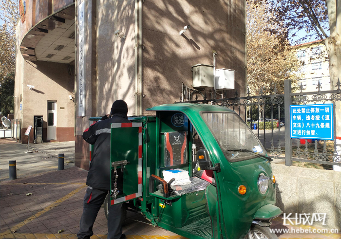 快递员在派发快递。长城网记者 刘伟 摄