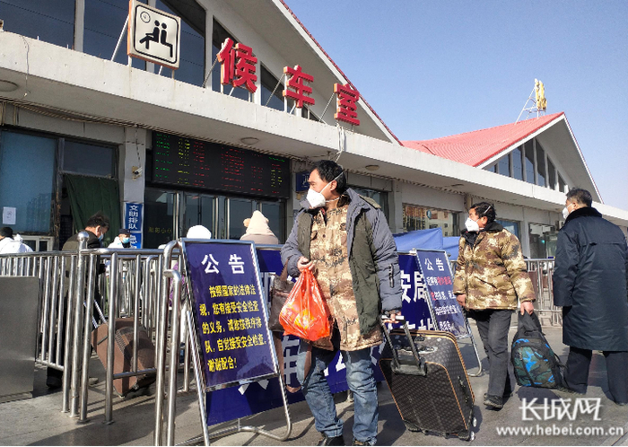 旅客排队进入候车室。长城网记者 刘伟 摄