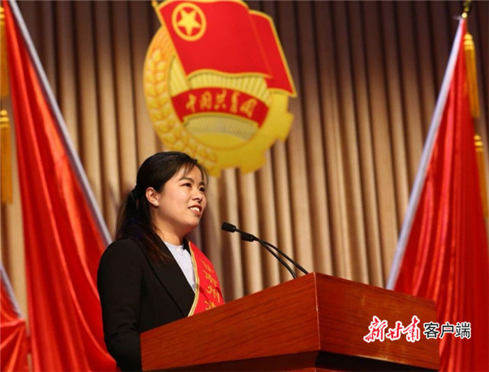 张小娟在荣获甘南州五四奖章时发言的场景。