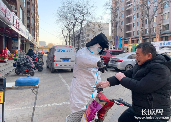 邢台市天一城小区门口保安人员为业主测量体温。长城网记者刘杨