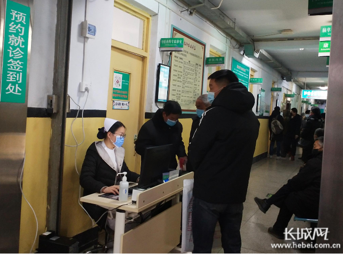 邢台市人民医院内患者在排队就诊。长城网记者 刘伟 摄