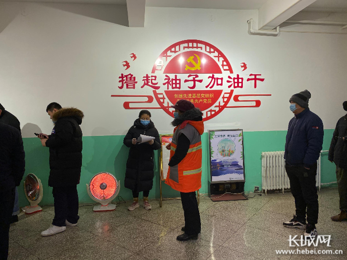 环卫工人有序接受核酸检测。 杨帆 摄