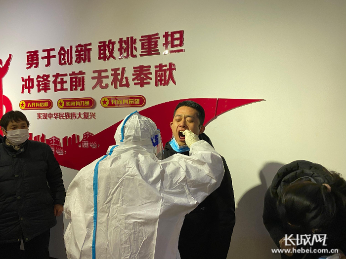 医务人员正在为环卫工作人员做核酸检测。 杨帆 摄