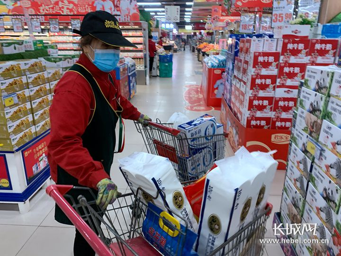 石家庄北国超市生活物资供应充足。长城网记者 胥文燕 摄