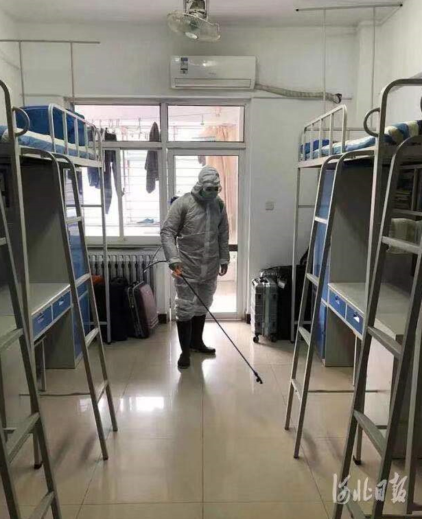 石家庄二中南校区，消毒人员全副武装在校园的各个角落进行消毒。通讯员王海庆摄