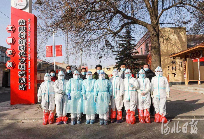 石家庄市第三医院医护人员，前往藁城区为当地居民进行核酸检测。石家庄市第三医院供图