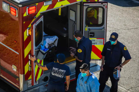 ▲ 洛杉矶县医护人员救护一名新冠疑似患者。（Getty Images）