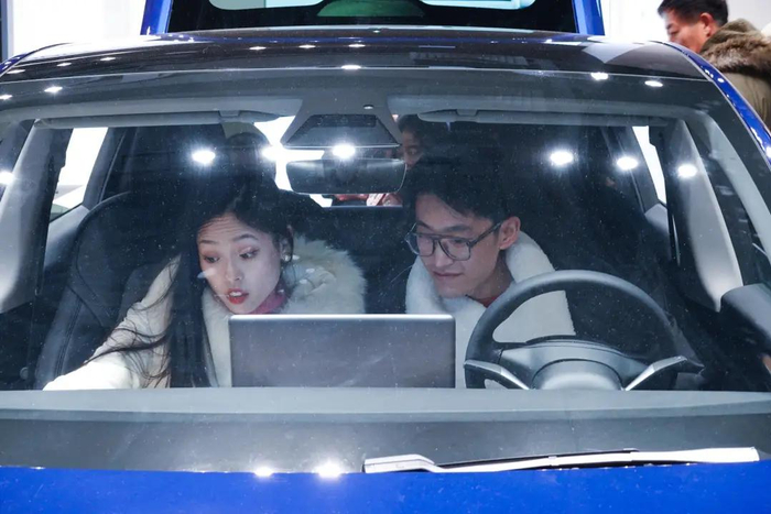 坐在Model Y里的年轻购车者 图源/东方IC