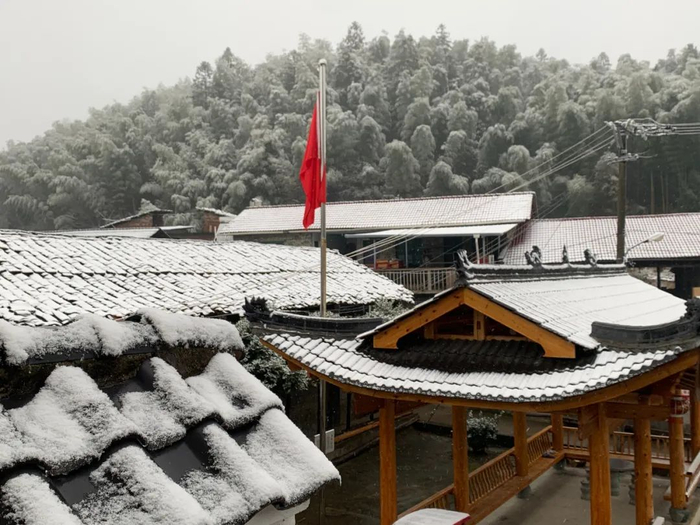 ▲受强寒潮影响，松溪普降雨夹雪或小雪。图片为1月7日松溪县渭田镇仙槎村积雪。
