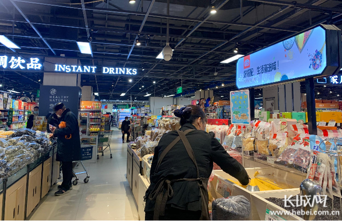 家乐园超市工作人员正在理货。长城网记者 刘杨 摄