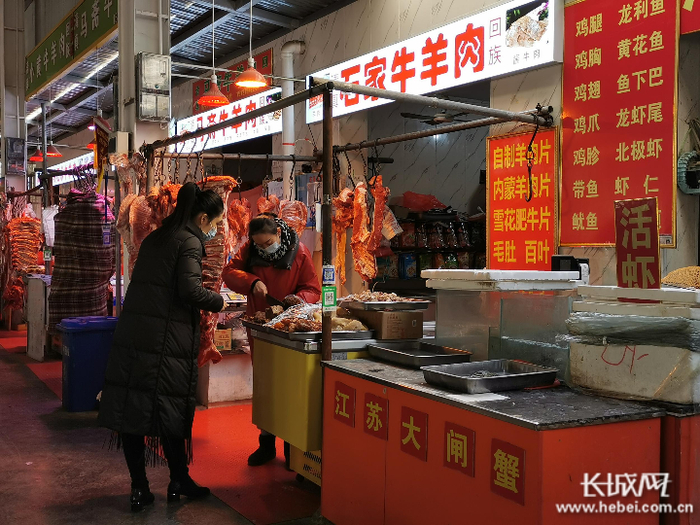 市民在众佳智慧菜市场顺北店选购肉类。 长城网记者 魏亚慧 摄