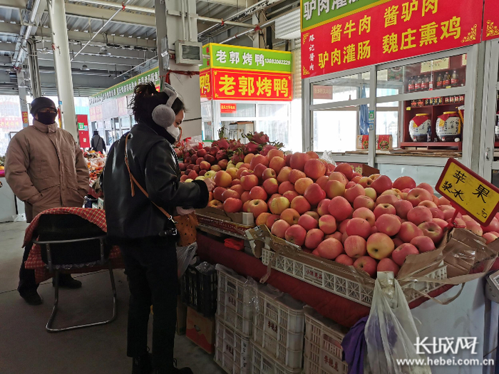 市民在众佳智慧菜市场顺北店选购苹果。 长城网记者 魏亚慧 摄