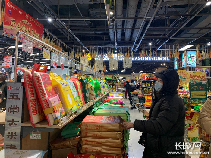 市民在家乐园超市采购粮油。长城网记者 刘杨 摄
