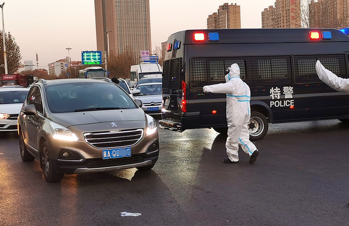 1月6日早晨，石家庄高速公路出口，防疫人员对过往车辆及驾乘人员进行检查，交警在现场疏导交通。本文图片均为人民视觉、河北长城网、澎湃影像