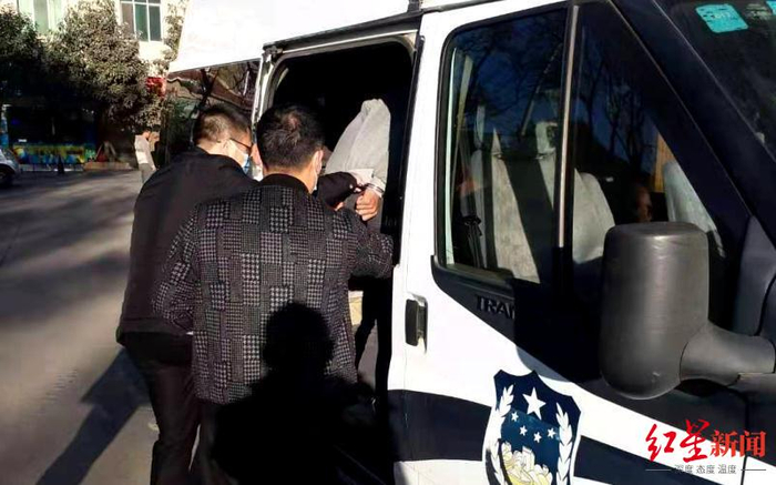 ↑民警赴云南抓捕嫌疑人。