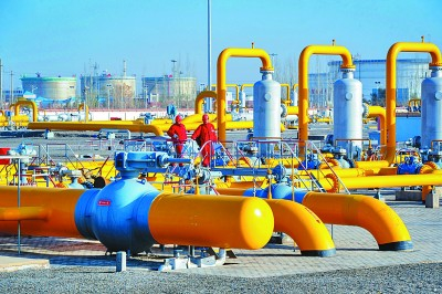 塔里木油田员工正在西气东输轮南集气站巡检。塔里木油田供图