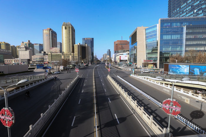  1月6日，受疫情影响，石家庄大街上车辆稀少。