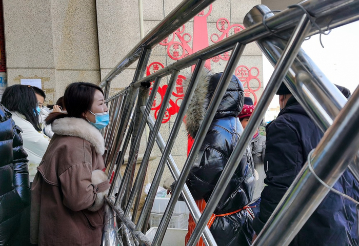  1月6日起，石家庄市所有社区实行闭环管理，所有人员及车辆只进不出。小区封闭，对居民生活造成了一定影响。不少商贩在小区门口摆起地摊以解燃眉之急，价格与平时并无多大差距。