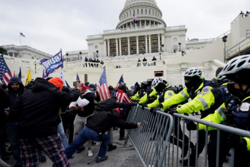 ↑国会大厦外的特朗普支持者与警察冲突&nbsp;&nbsp;图源：每日邮报
