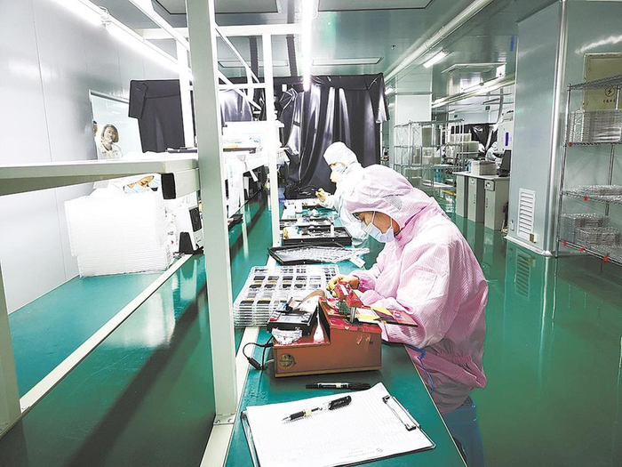 海东旭格光电科技有限公司显示屏生产线。（芈峤 摄）